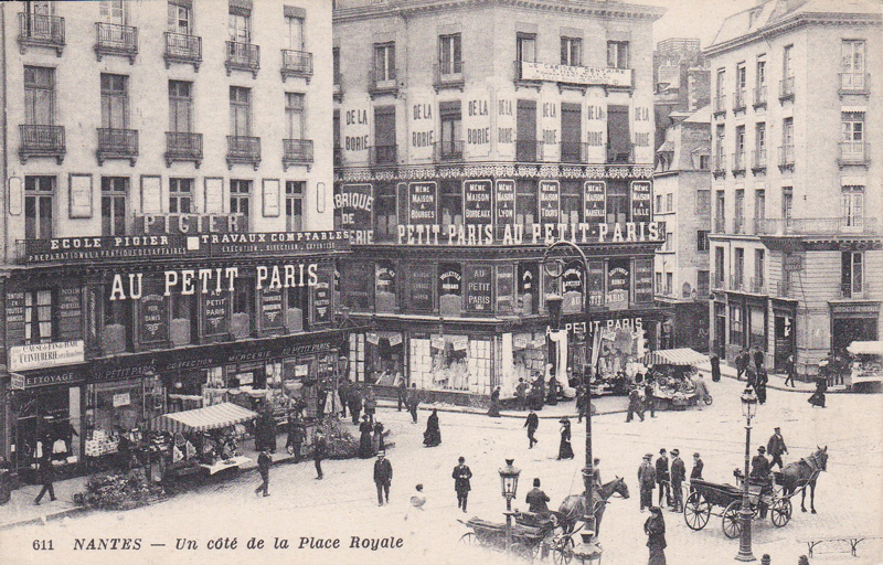 carte-postale-ancienne-montrant les-commerces-place-royale-nantes