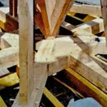 photographie-d-une-charpente-du-presbytere-du-croisic-realisee-par-la-menuiserie-Sylvestre-Lebreton-en cours-d-installation