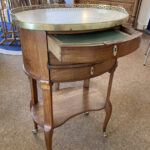 Ebénistory-petite-table-rognon-a-ecritoire-estampillee-avril-d-epoque-transitoire-avant-restauration-1