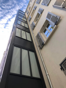 visuel-de-la-cage-d-ascenseur-renoveee-par-qeramo-du 18-rue-de-l-eglise-a-neuilly-sur-seine