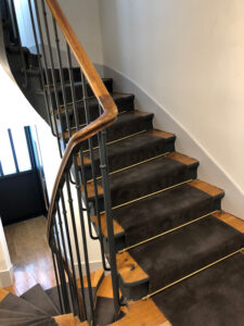 image-d-un-escalier-en-bois-renové-par-qeramo