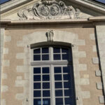 photo_du_fronton_est_et_son_tympan_sculpte_au_chateau_de_rochefort_a_la_haye_fouassiere_restauree_par_mollat_verdant