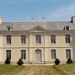 photo_de_la_facade_du_corps_central_ouest_restauree__au_chateau_de_rochefort_a_la_haye_fouassiere_restauree_par_mollat_verdant